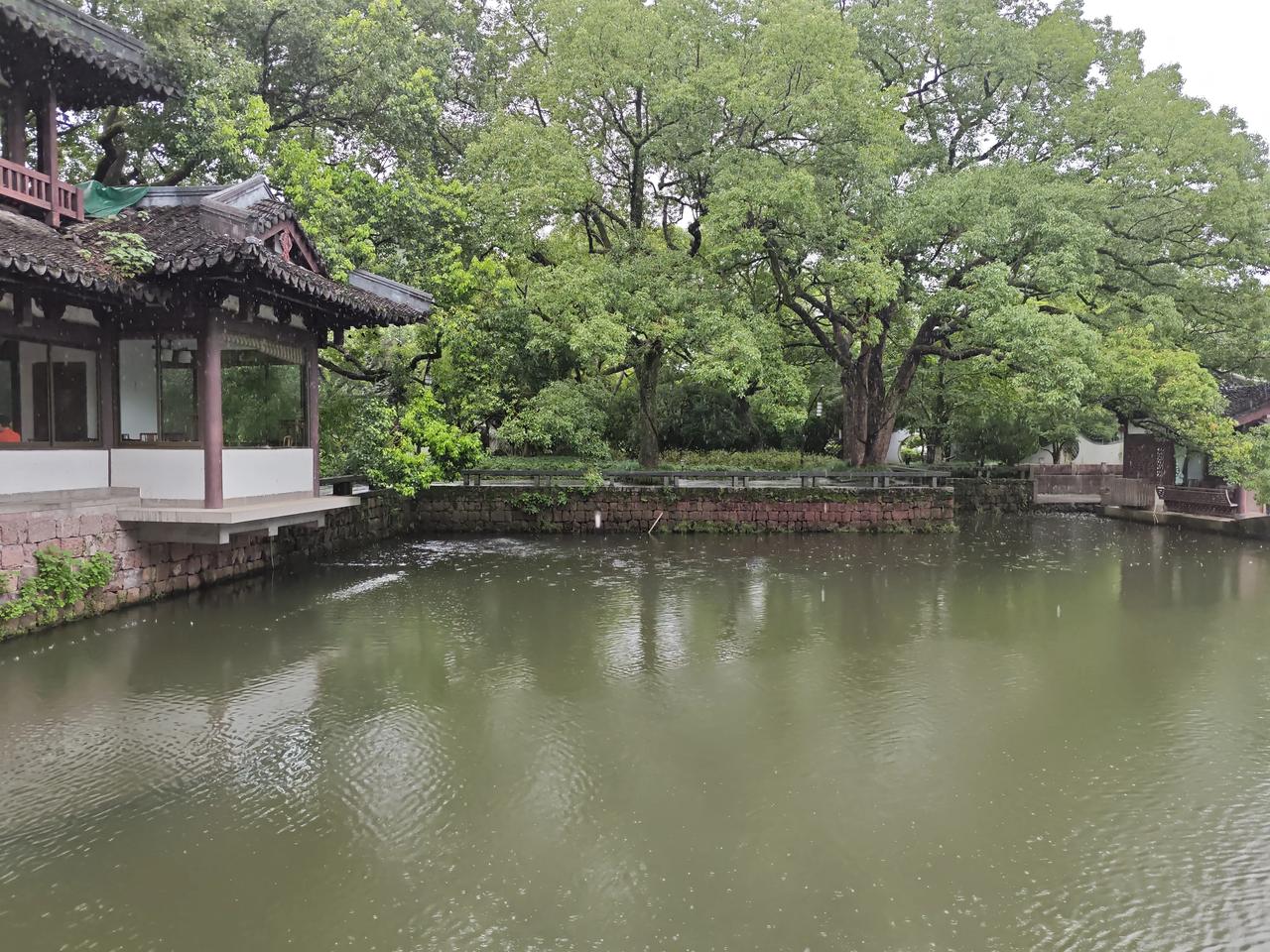 有人等烟雨，有人怪雨急，有人在等伞，有人在等雨停。最美的不是下雨天，是曾与你躲过