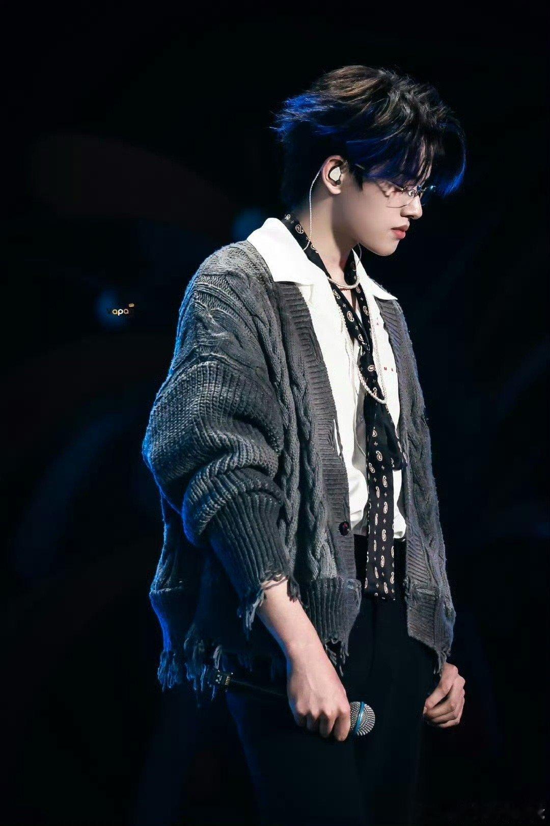 张极五代同台最萌身高差跨代同台的惊喜永远都是满分！张极和五代小朋友的最萌身高差太