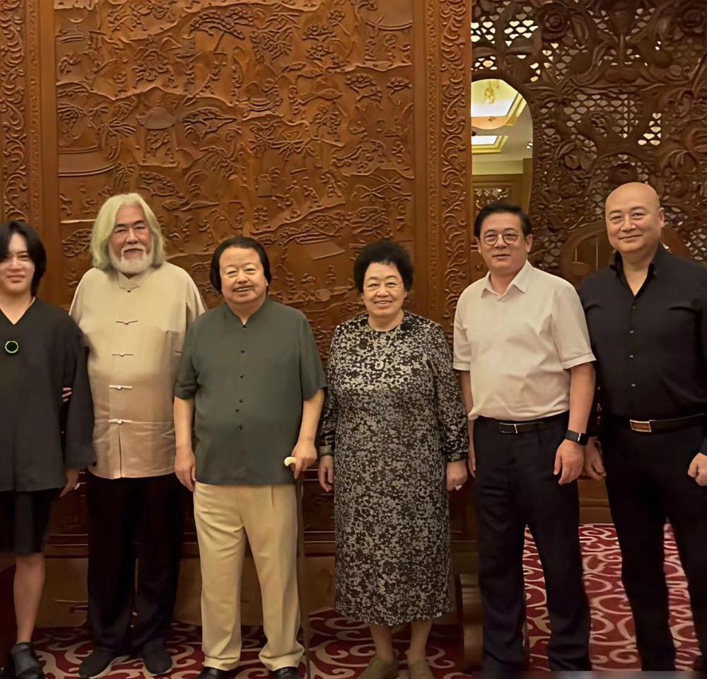 迟重瑞站在八宝山最前面，手抖得握不住慰问者的手。
两个月前，他还站在坐着轮椅的