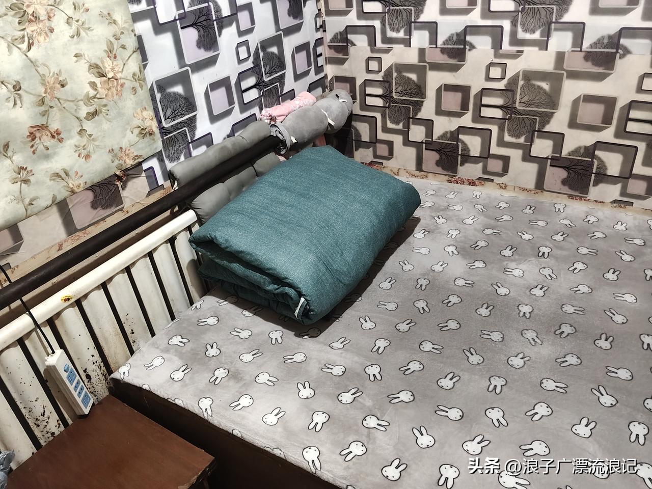 马驹桥三街30元的小单间出租屋，这价格听着是挺诱人，可墙面有鼻涕痰液，想想都让人