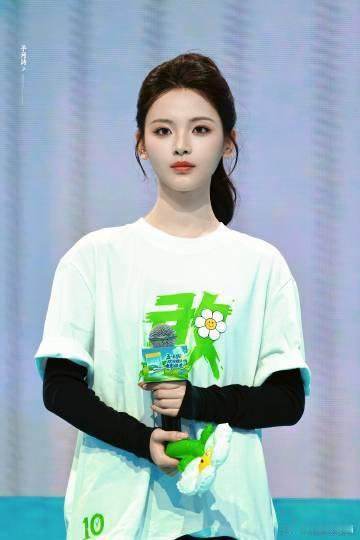 杨超越拍戏手臂大面积淤青 为了影视呈现效果全力以赴，杨超越拒绝捷径与特效合成，亲