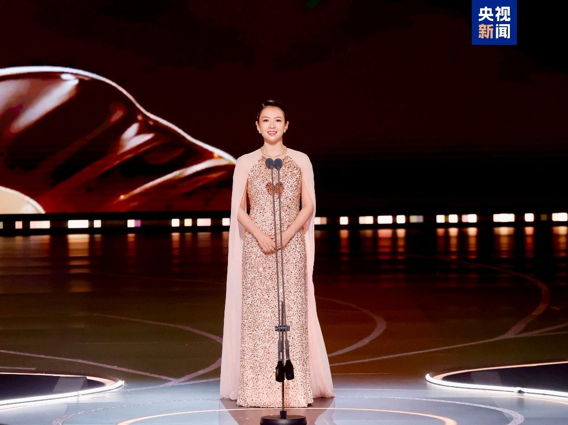 高叶感谢章子怡破防！高叶获奖感言哽咽谢章子怡，盛典上搀扶护行、后退让C位，两代演