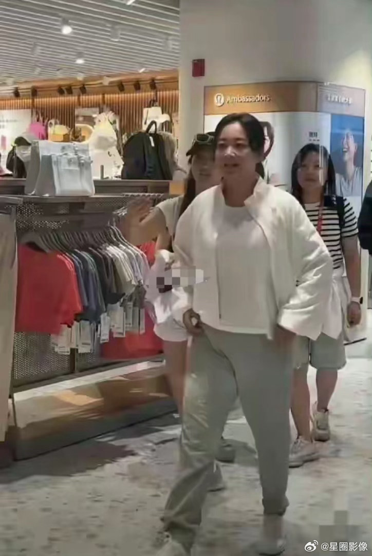 又有人说贾玲体重反弹了，但我看这图貌似都包浆了，不像新图 