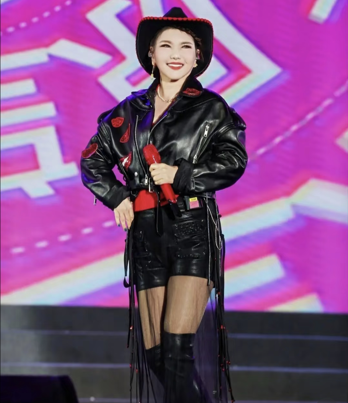 乌兰图雅用眼线笔写小抄乌兰图雅一公舞台是英文歌哎！0国语言拥有者的图雅老师就这么