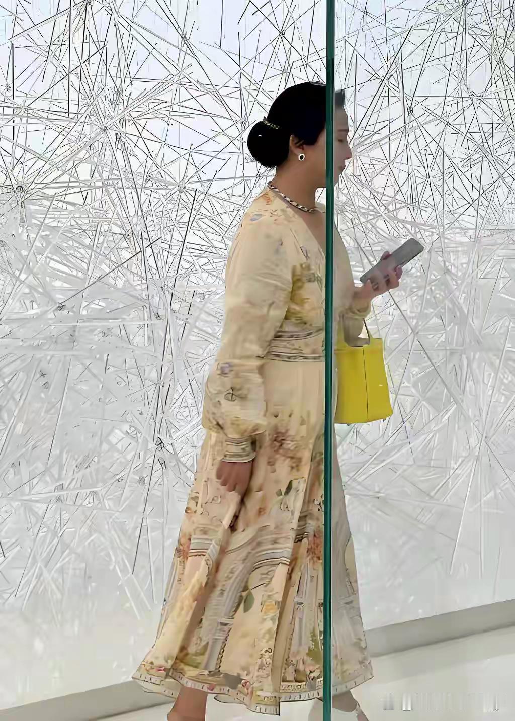 刘亦菲妈妈颜值惊艳，气质优雅出众 