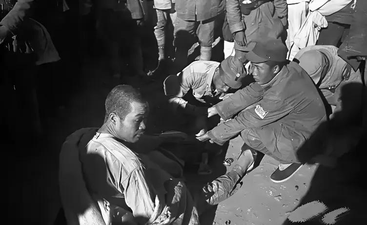 八路军秉持人道主义原则对待日军俘虏，为他们包扎伤口，还把本就紧缺的香烟拿给他们抽