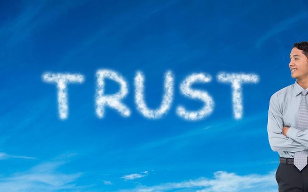 我还真遇到过值得一生信任的人。我有个发小，我俩从穿开裆裤就认识。小时候一起偷过邻