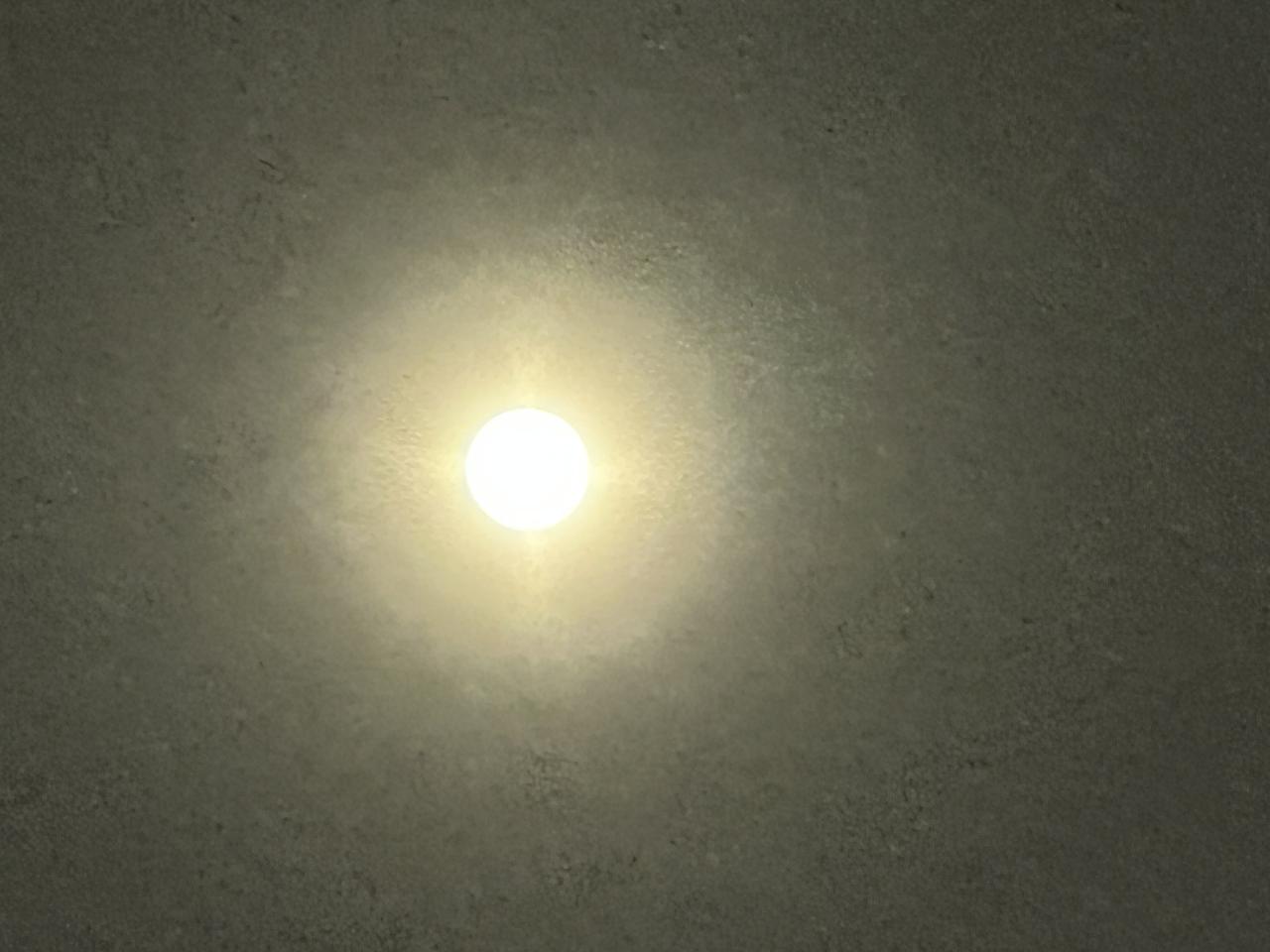 今晚，城市的月亮又明又亮，会想起过去年代在乡下，晚上，在月光的照耀下，一群小伙伴