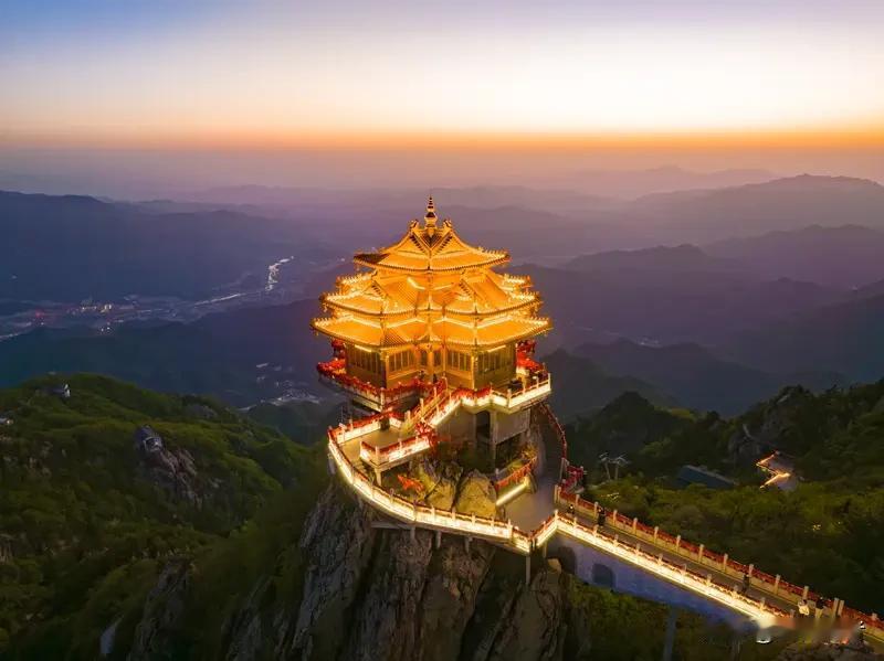 老君山的做法令人动容。在科技日新月异的今天，景区管理者没有简单地用无人机取代挑山