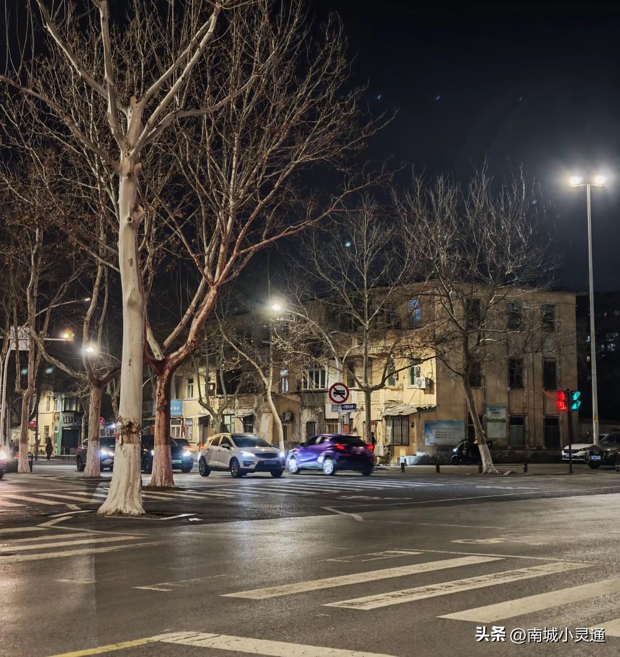 刚刚看到网友拍的淄博老城区的照片，拍的真好啊。好出片啊！
图一有没有知道是哪里的