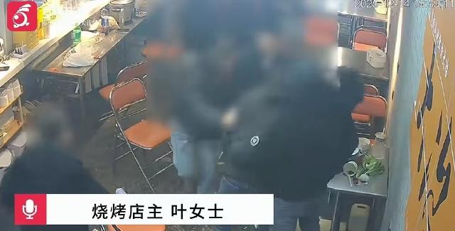 湖北683元烧烤账单变冲突，

五人拘留成焦点。

12月14日晚上，

湖北黄