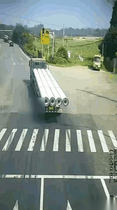 就差那么十公分，我今天就上社会新闻了。
真的，我当时脑子里一片空白，就一个念头：