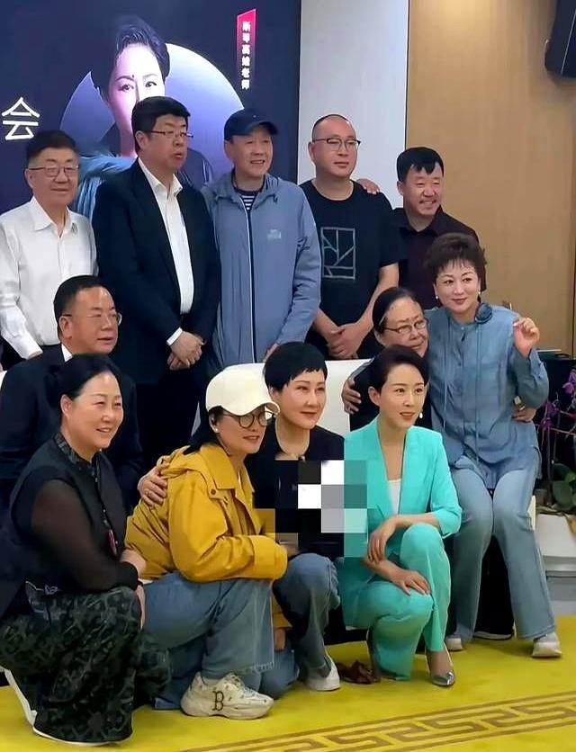 12位明星合照：穿一身淡绿色西装、样子和静温熙的颜丹晨最为抢镜；其次就是紧紧相拥