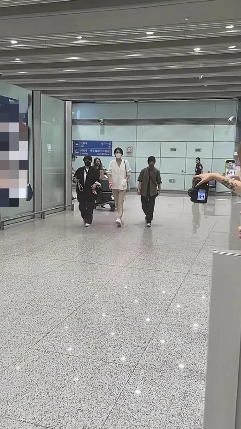 梁咏琪现身北京机场，个子好高啊，用“鹤立鸡群”形容刚刚好，比旁边的两位女士高出了