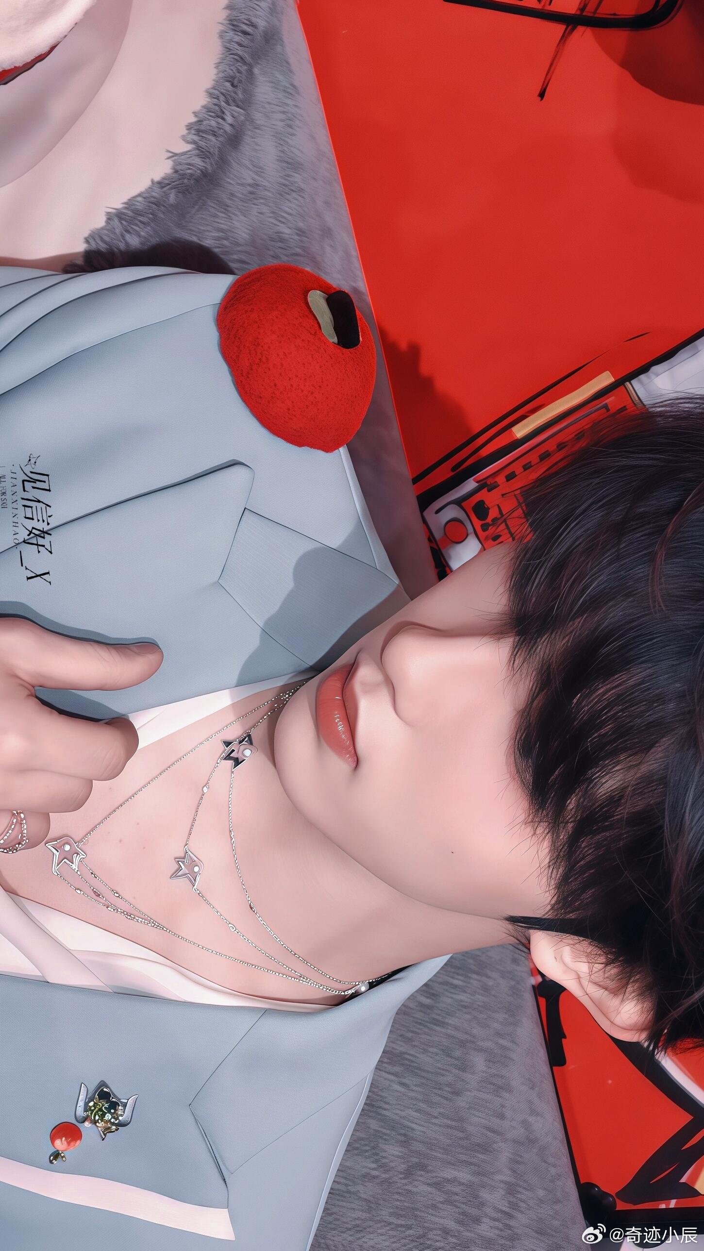 苏新皓实物战神来的 苏新皓凭实力坐稳实物战神称号，线下颜值气质无死角，美萌又亮眼