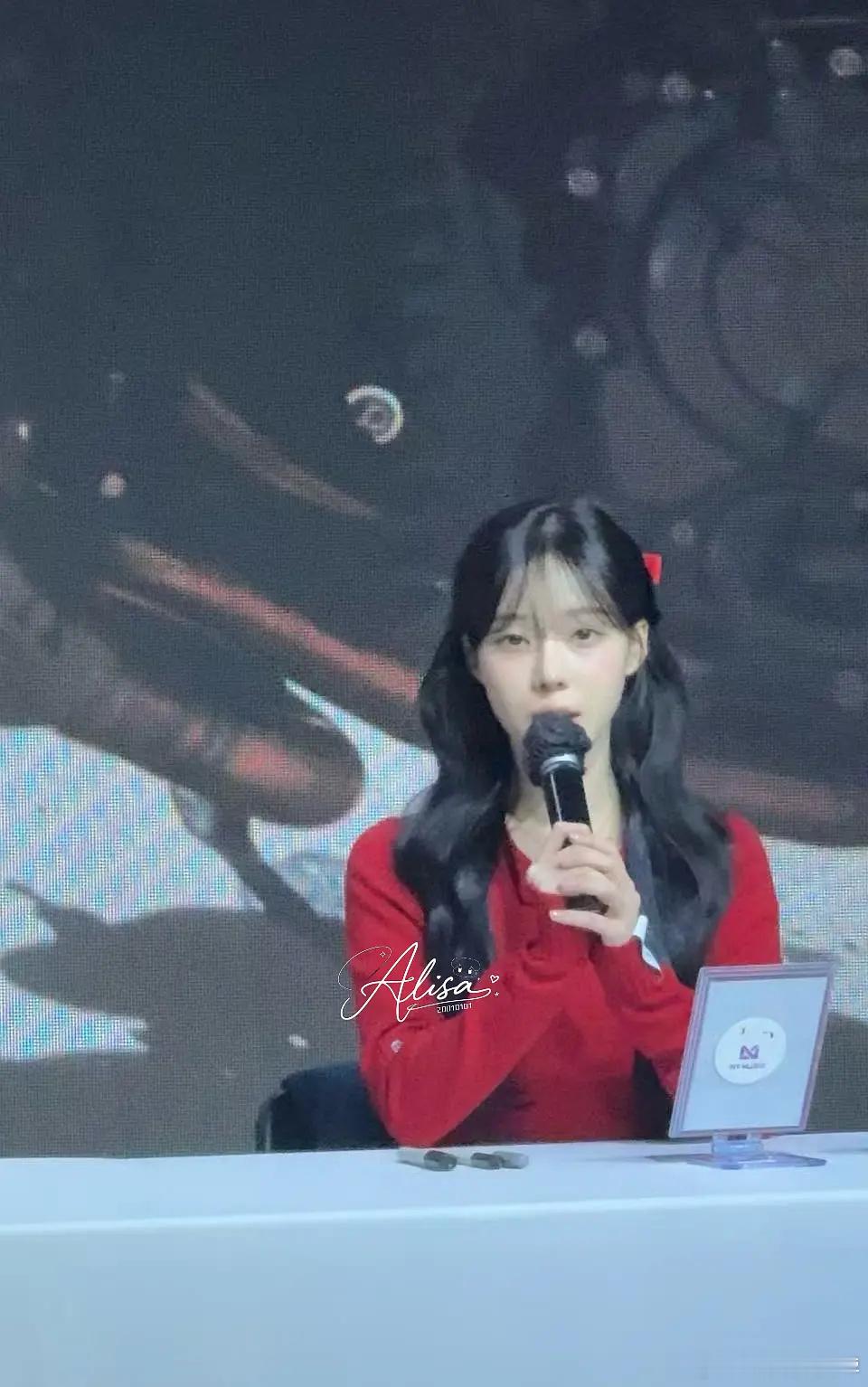 金玟庭线下签售状态 今晚的金玟庭线下签售状态，很美