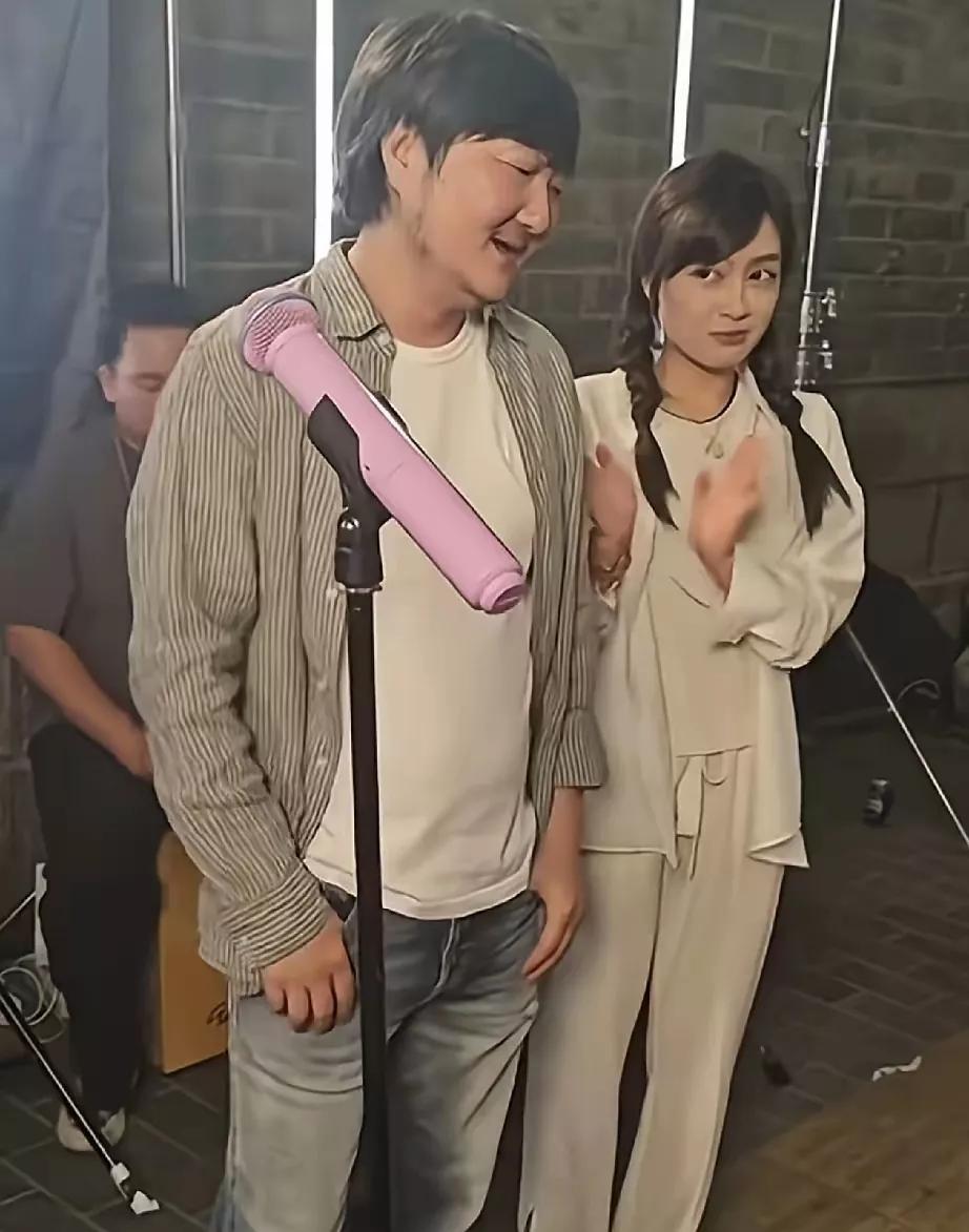 还记得王大治吧？他现经常唱几首歌什么的。看了几段，胖了很多，但是歌唱的真不错。