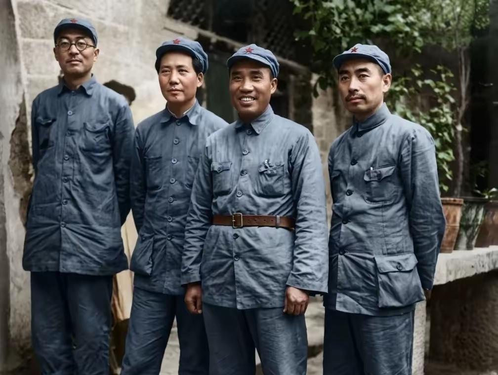 以凡人之躯，担家国之重；以赤诚之心，铸民族脊梁。