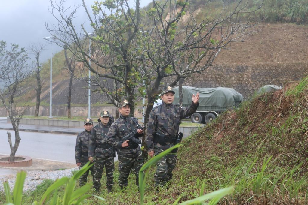 越南海关的巡逻队，装备stv215短步枪