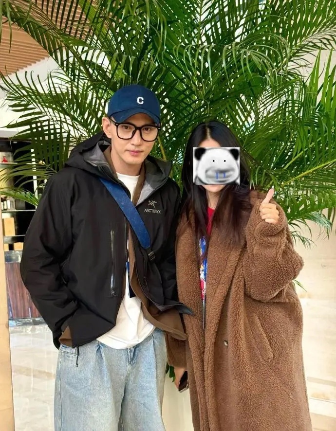 徐正溪参加表达特训营，课后与学员们一起聚餐聊天，丝毫没有明星架子。他退圈后居然学