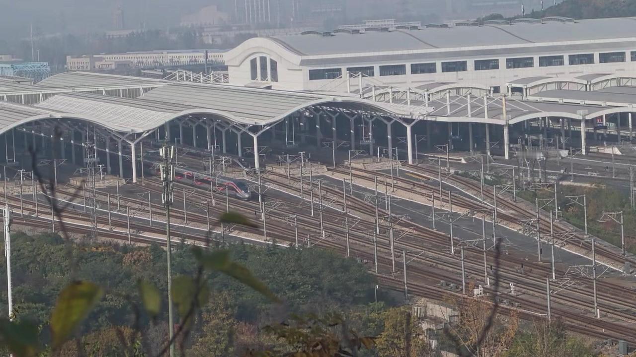 瑞龙智行高铁从徐州东南方向飞驰而出，混天绫涂装在阳光下格外显眼，车身线条流畅，在