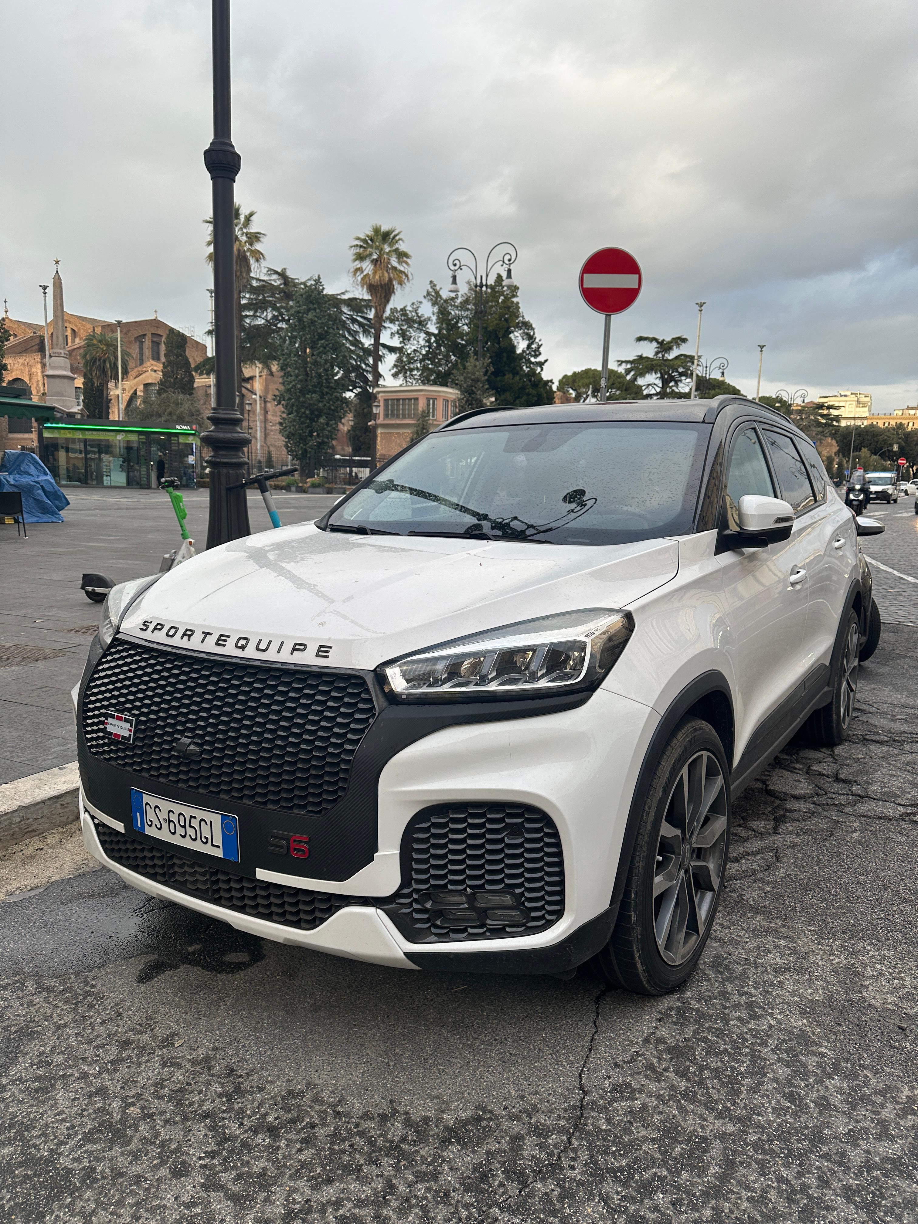 家人们谁懂啊！在罗马街头看到一台“意大利SUV”凑近一看，这不就是咱们的奇瑞瑞虎