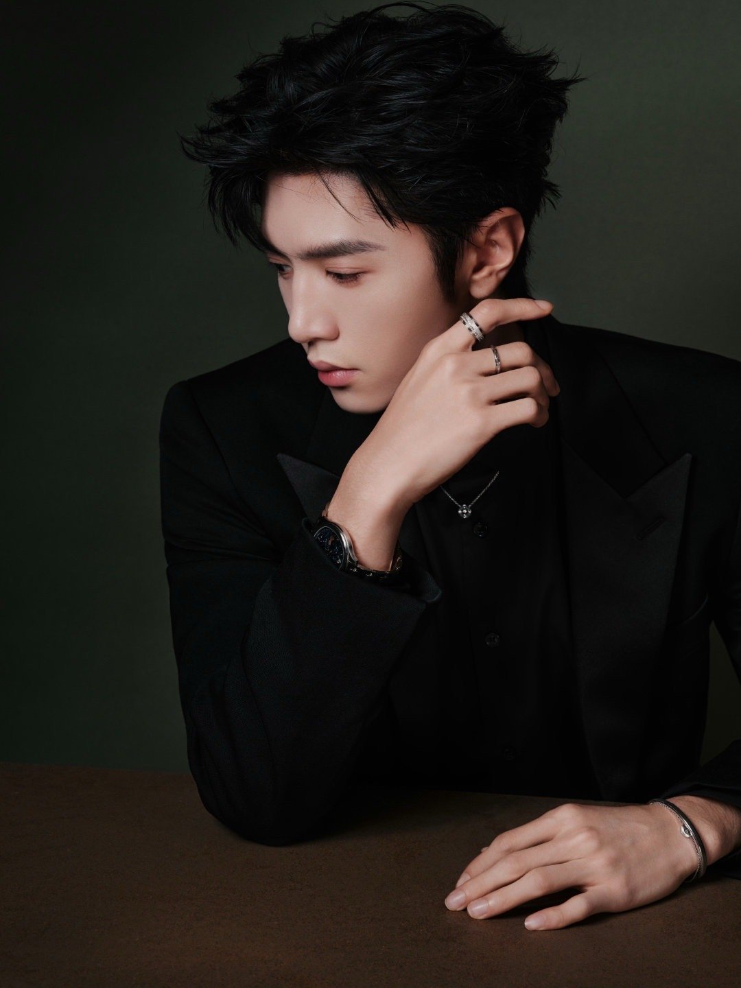 陈哲远｜今日活动造型出图，身穿Lanvin黑色西服套装，佩戴Piaget高级珠宝