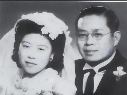 1945年，王世襄和袁荃猷结婚，婚后，王世襄发现妻子除了会剥蒜，其他家务活一概不