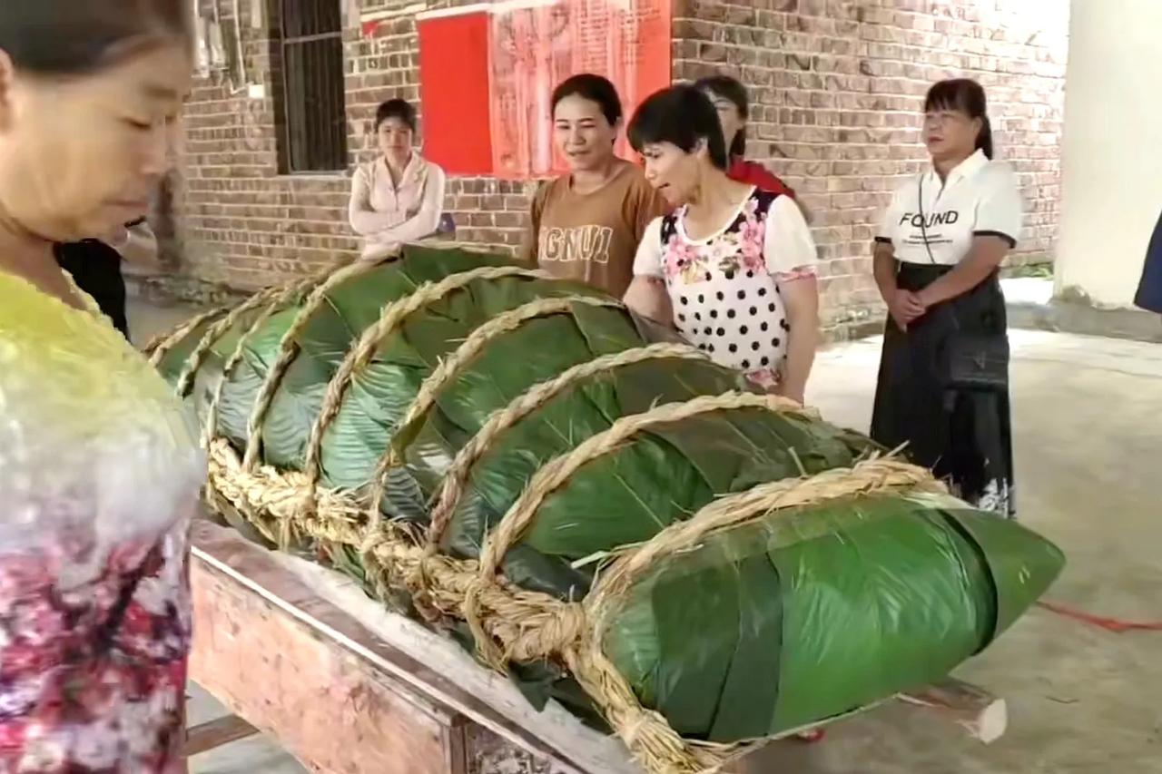 心里慌慌的，
鸡皮疙瘩掉一地。
这是“木乃伊牌”粽子吗？
里面放了一头猪，还是一