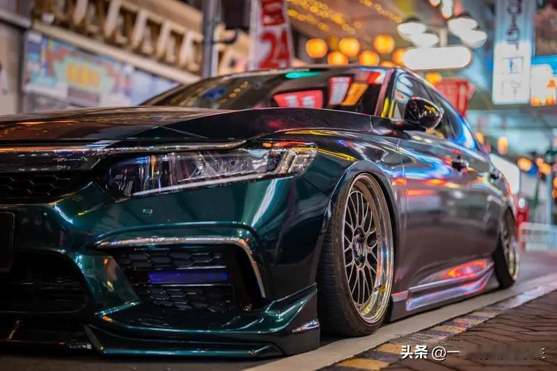 如何与爱车拍出氛围感大片? 和爱车拍氛围感大片，这些姿势不妨试试。
在车内拍照，