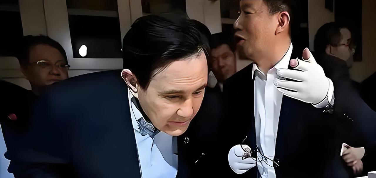 马英九真面目露出来了。

近日，解放军五十架飞机在台湾省周边巡航，马英九火冒三丈