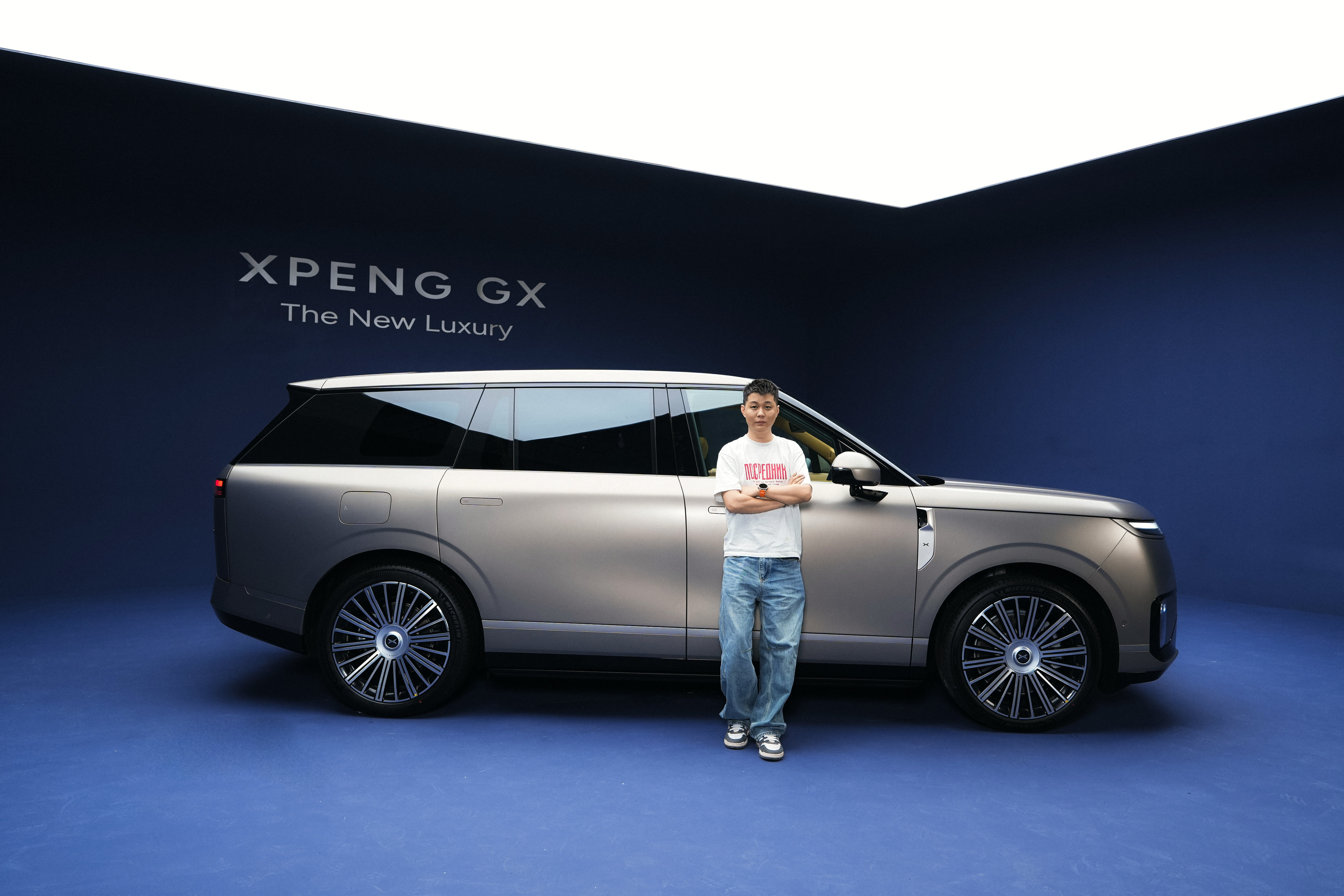 哥的气质站在小鹏GX 旁边，像是小镇青年进了城一样不过有一说一，这个车侧面我是喜