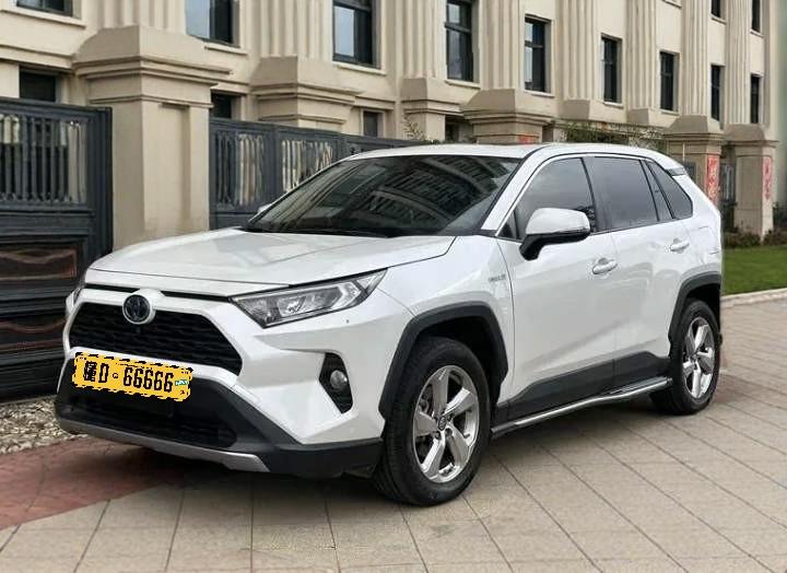 二手丰田RAV4荣放：买它图啥？就图个“没脾气”
兄弟们，最近帮粉丝淘车，发现一