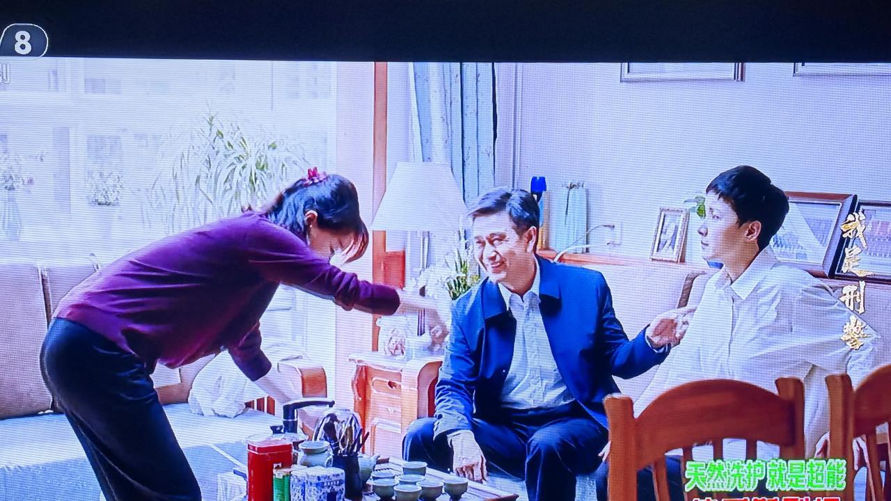 客厅里，李文搞懵了，曹老师被秦川的交响曲笑喷了，赶紧叫何青莲去看看，满堂其乐融融