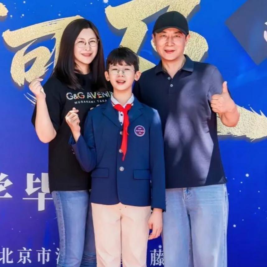 46岁王雅捷低调全家福太圈粉！
 
46岁王雅捷大方晒出全家福，许久未露面的11