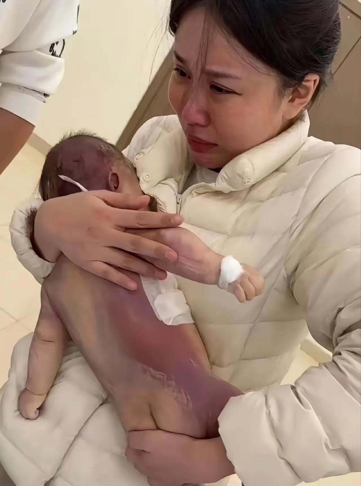 五个月的宝宝离开这个世界时面部黑紫，肿胀，眼角都是泪水，嘴巴也合不上。

原本预