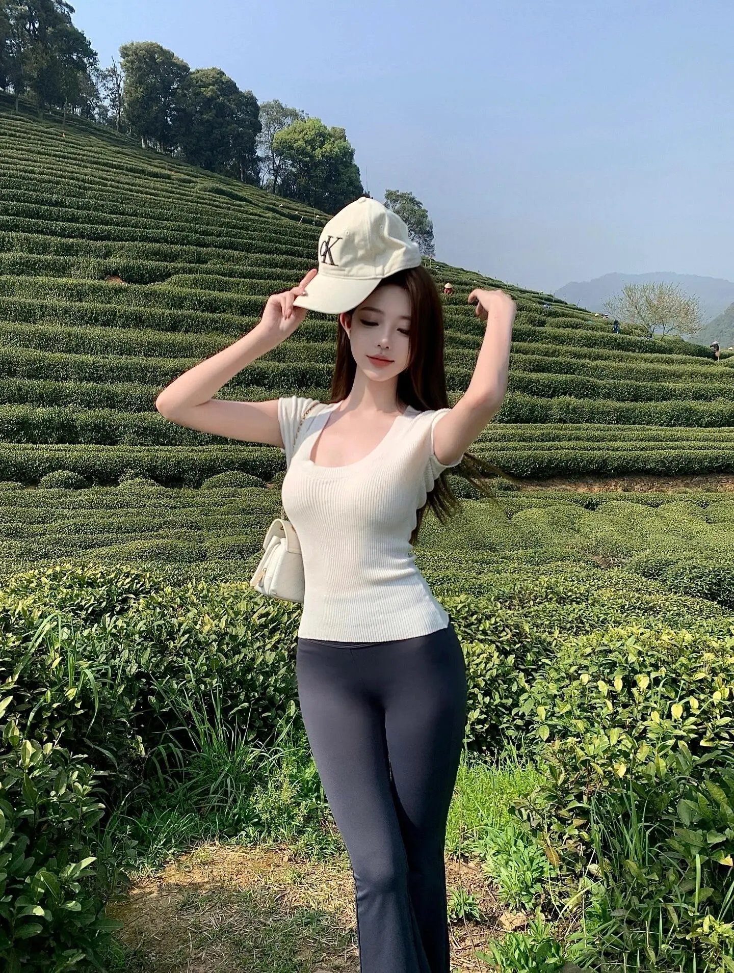 终于下班了，感觉很累，就想一个人待着，什么话也不想说，什么事也不想做，就想刷刷，看看喜欢的文案，听听喜欢的音乐，放下焦虑，接受每一个阶段的自己。