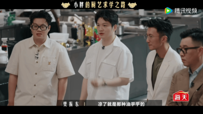 樊振东听谢霆锋讲炸鱼技巧一饭封神 褪去赛场竞技的紧绷，樊振东沉浸式围观灶台，认真