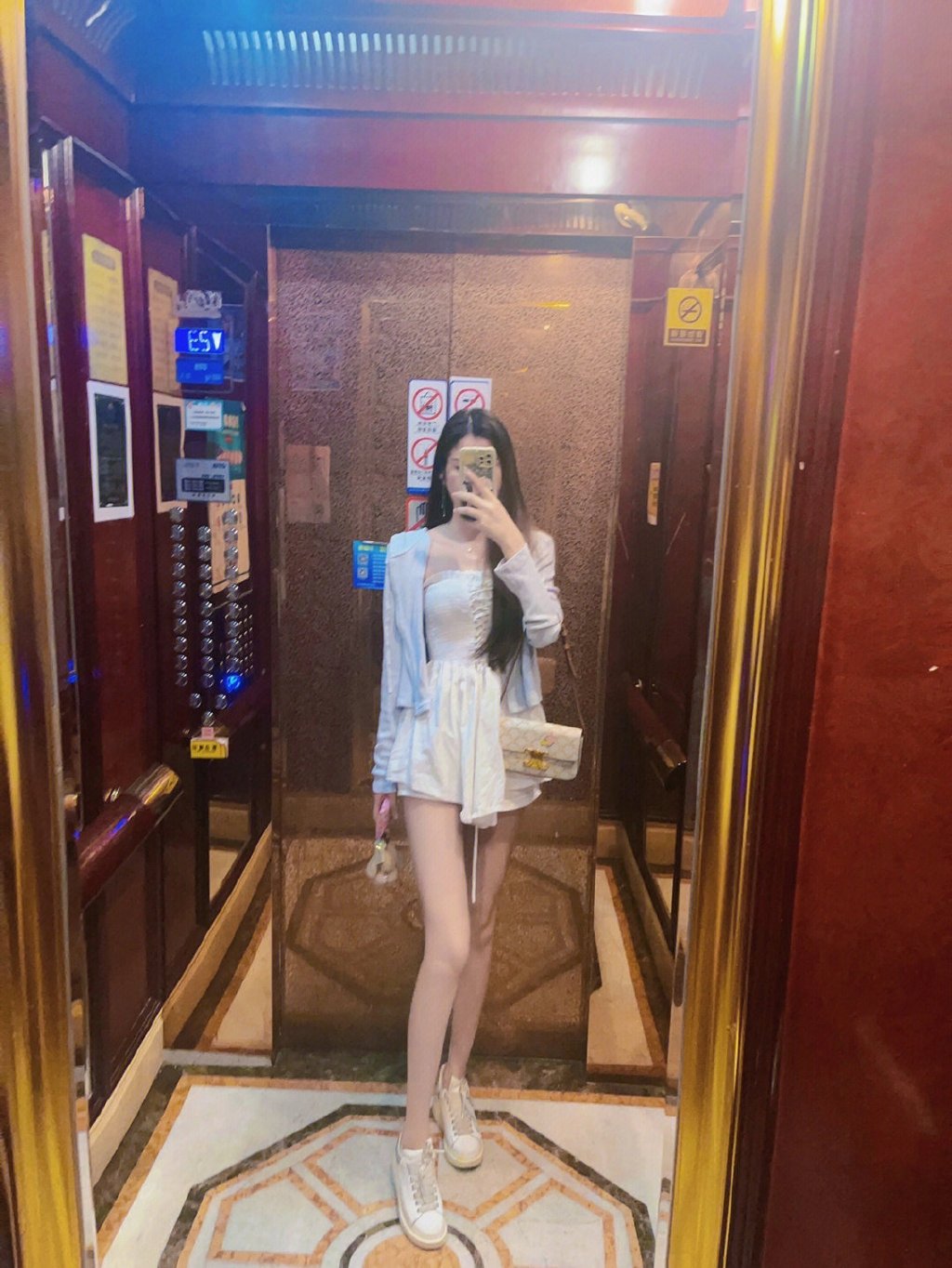 在刚刚战斗过的地方拍个照纪念 ​​​