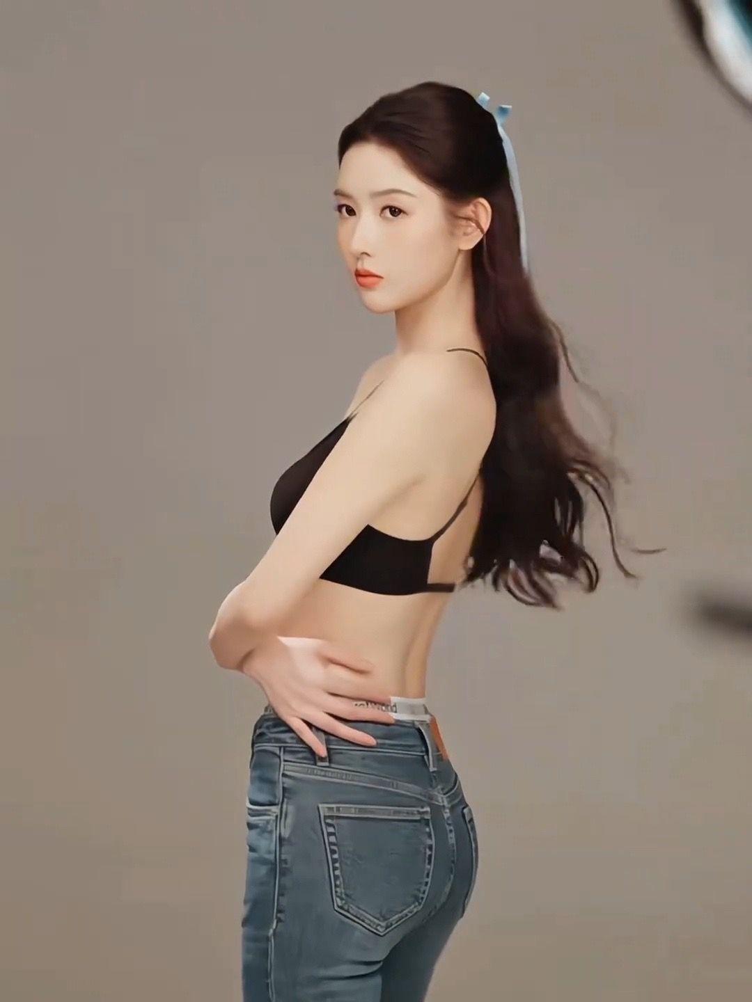 王玉雯
镜头追着发梢跑
蓝丝带在风里打了个结
把夏天系在发间
 
黑色吊带裹着锁