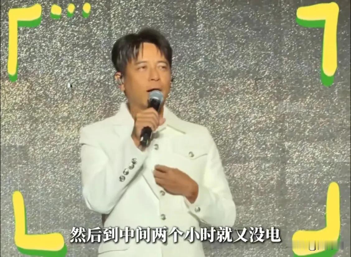 李克勤乘电车赶演唱会却被撂在半路，无奈站在路边打出租车，这事儿都知道了吧。这可能
