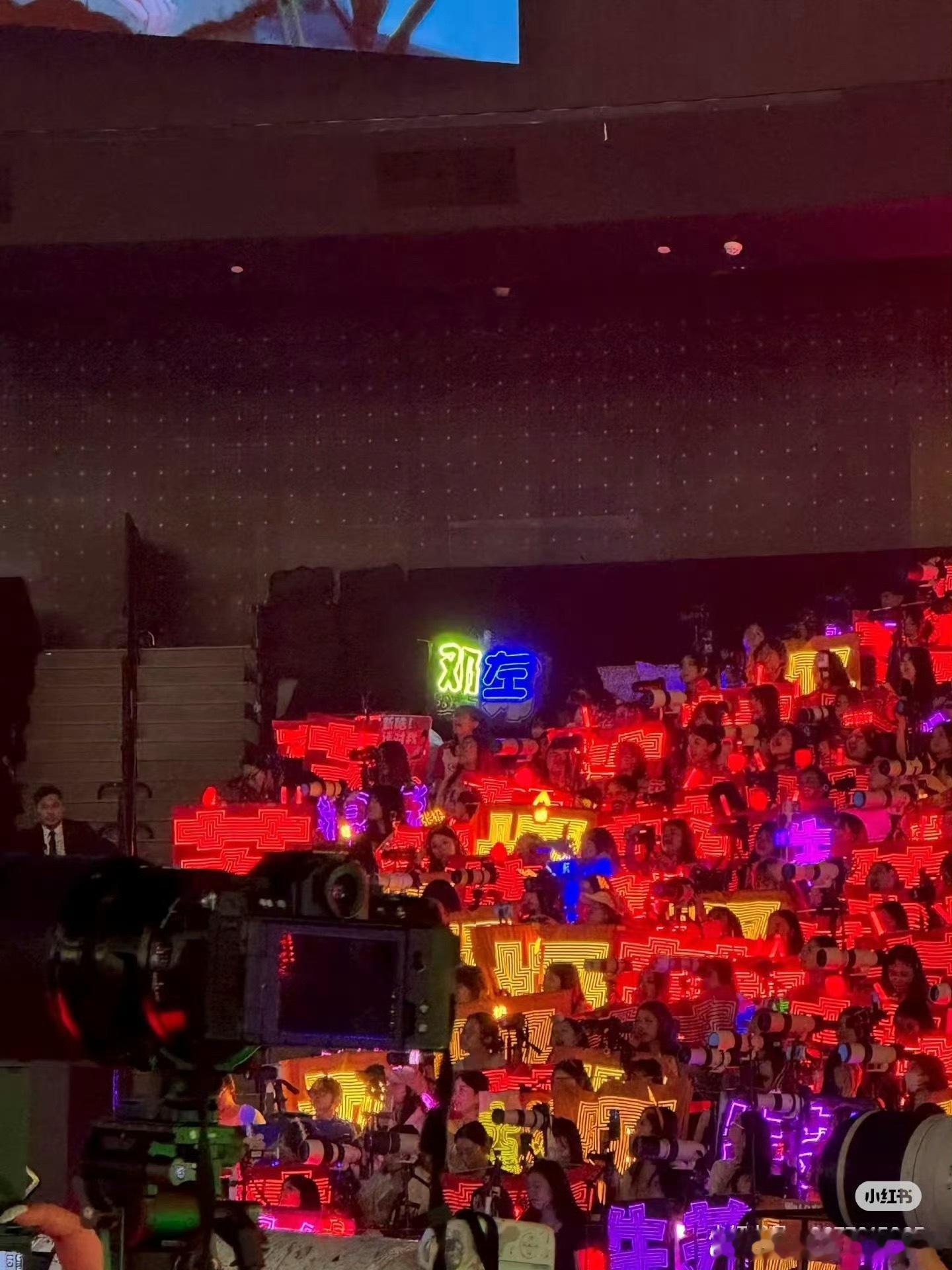 邓    左怎么会来？！