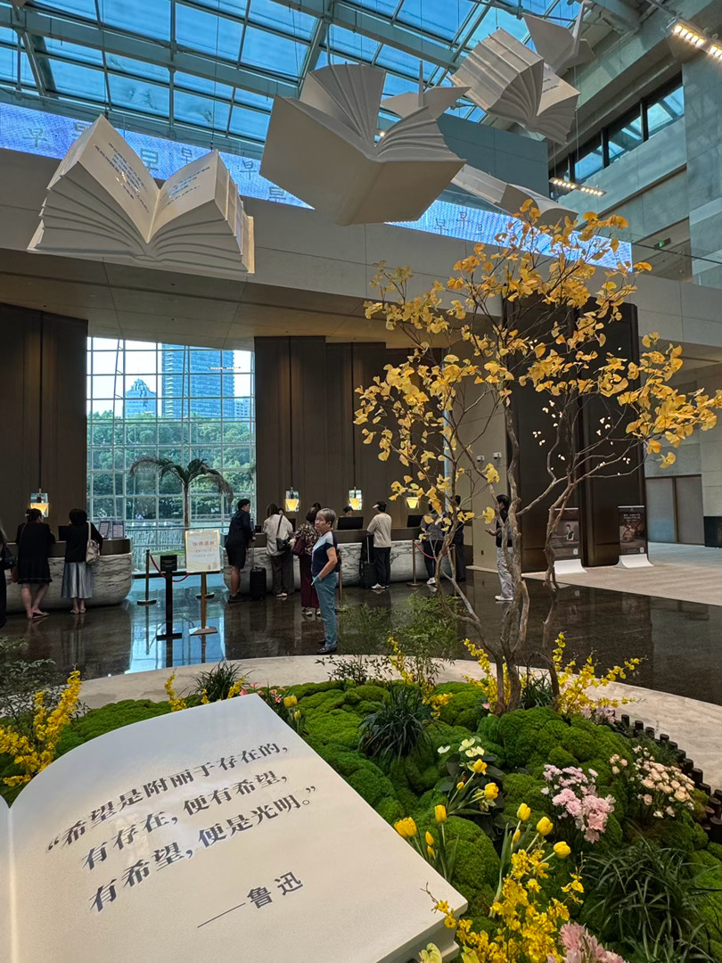 “江涵秋影雁初飞，与客携壶上翠微”。凌晨，老友盛总从苏黎世归来。傍晚，在上海豫园
