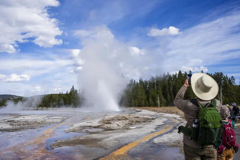 漂亮国信誉崩塌对国际关系影响巨大。川普上台后频繁打关税战，对180多个国家和地区