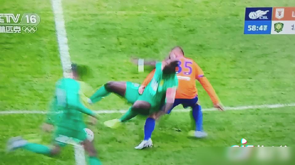 法比奥在草皮上疼得满地打滚，五官扭曲得像被卡车撞了一样，他眼角余光死死盯着麦麦提