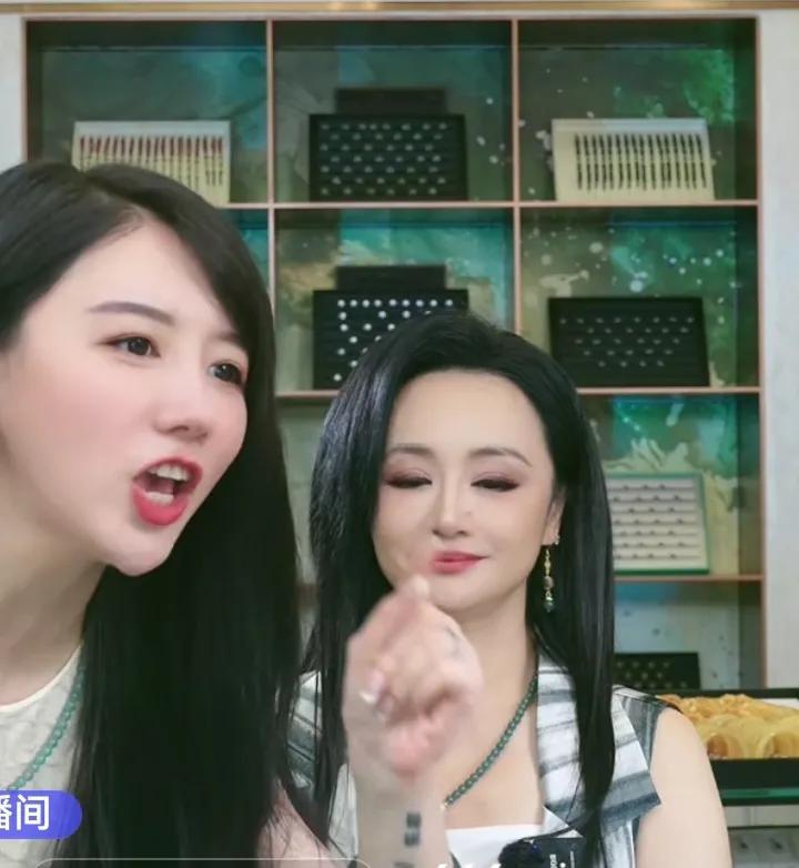 刚刚在节目当中痛哭流涕说要好好陪家人，错过了就永远错过了的曹颖，现在又开始精神抖