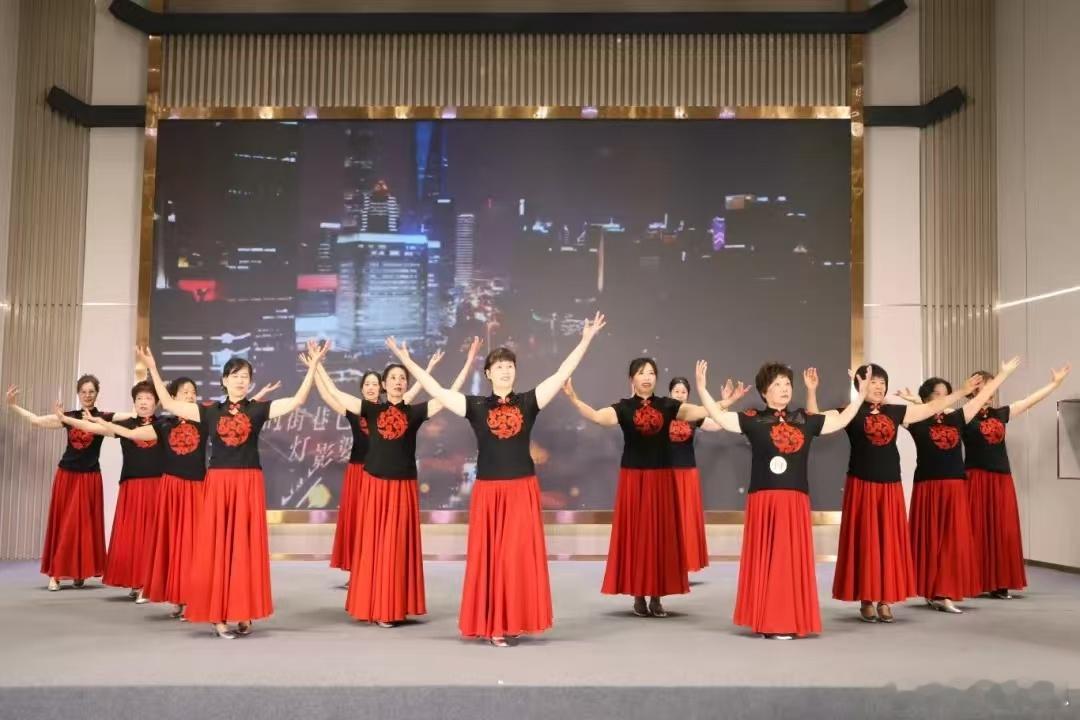 湖州草根让乡土文化点亮群众幸福生活 12月26日，湖州市农村文化礼堂“我们的村晚