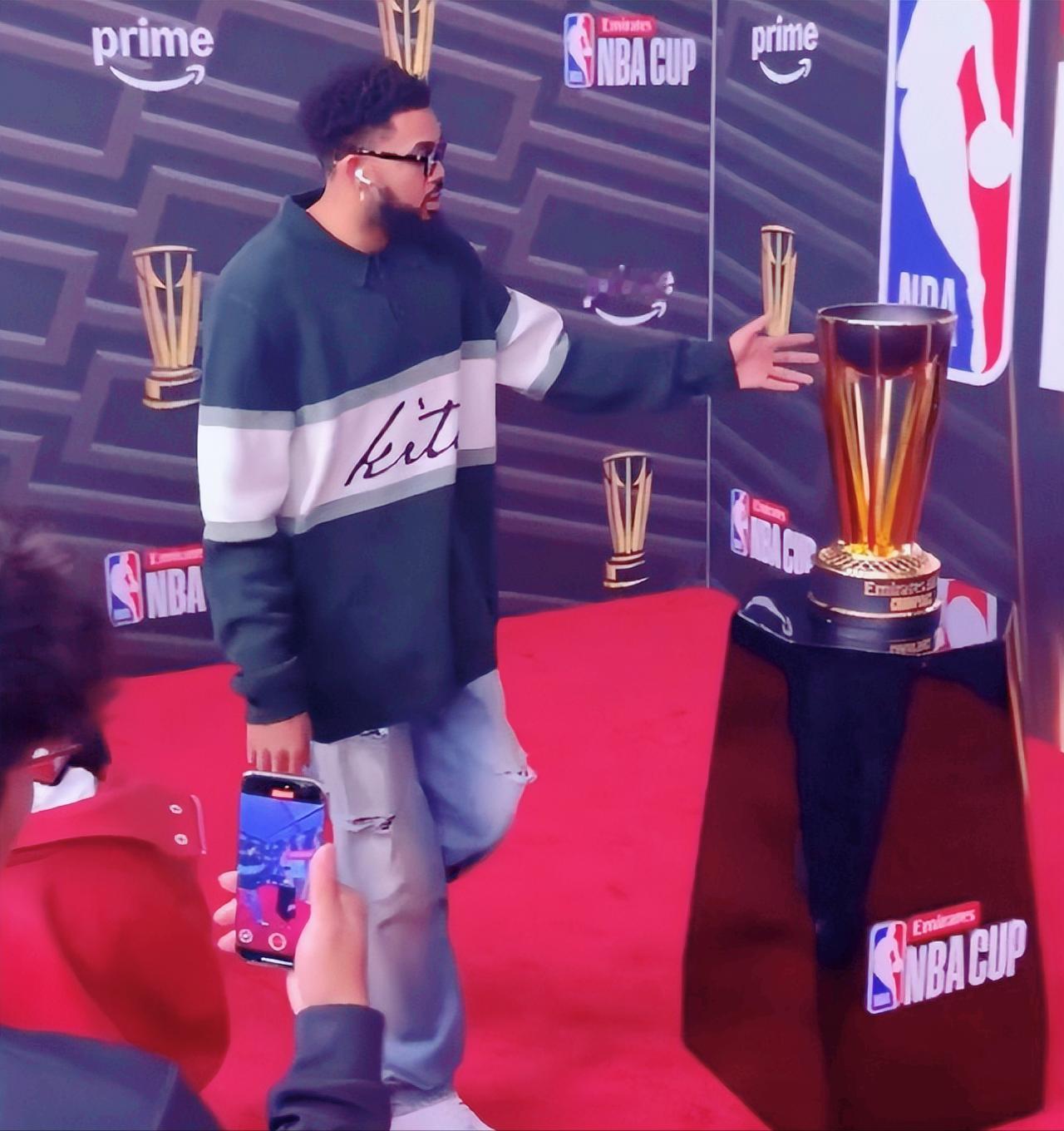 马刺要提前夺冠了，唐斯犯大忌赛前竟然摸了奖杯！

在今天尼克斯与马刺的NBA杯决