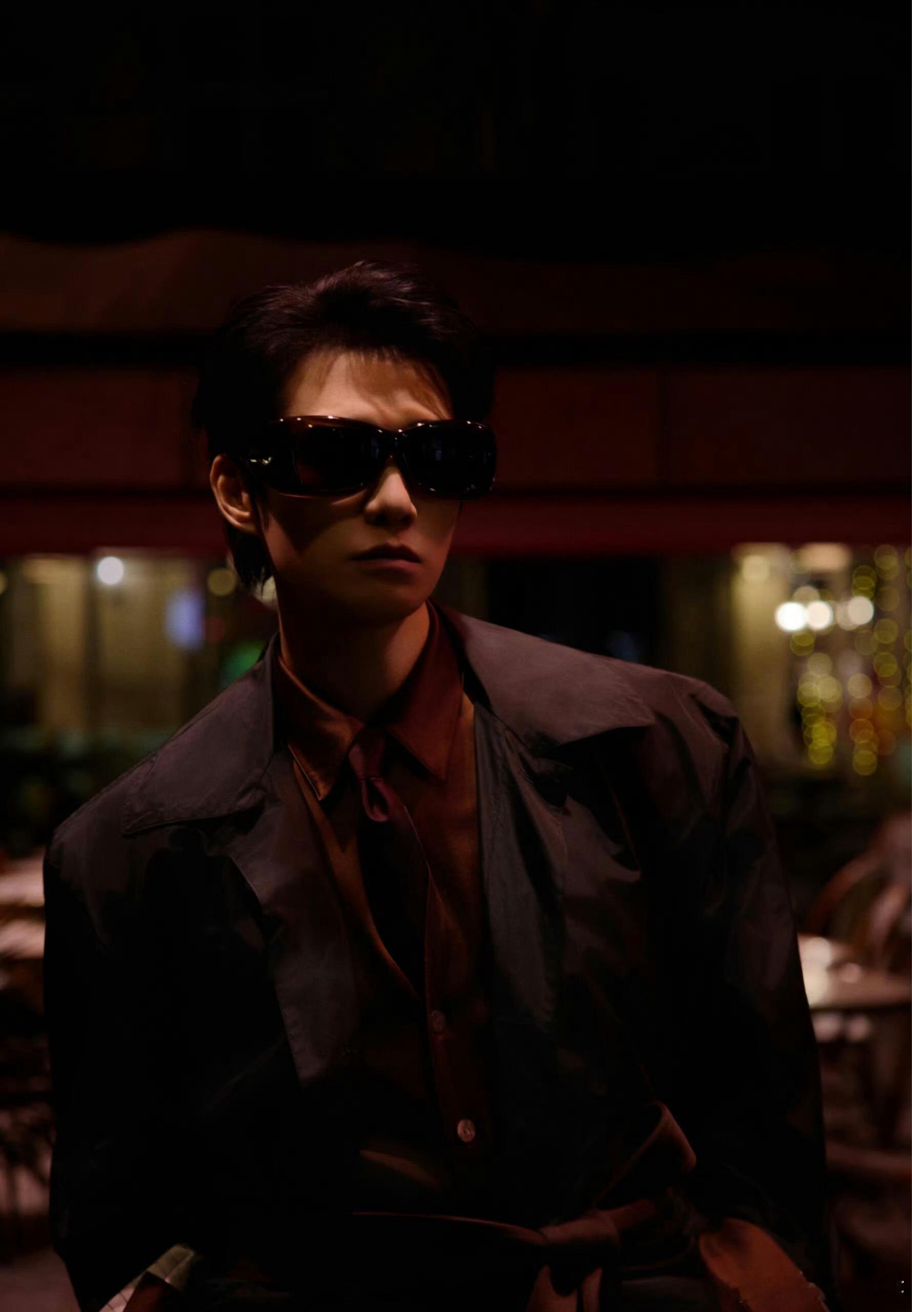 魏大勋出个国帅成这样魏大勋国外路透简直绝了，利落造型配上挺拔身形，每一帧都亮眼到