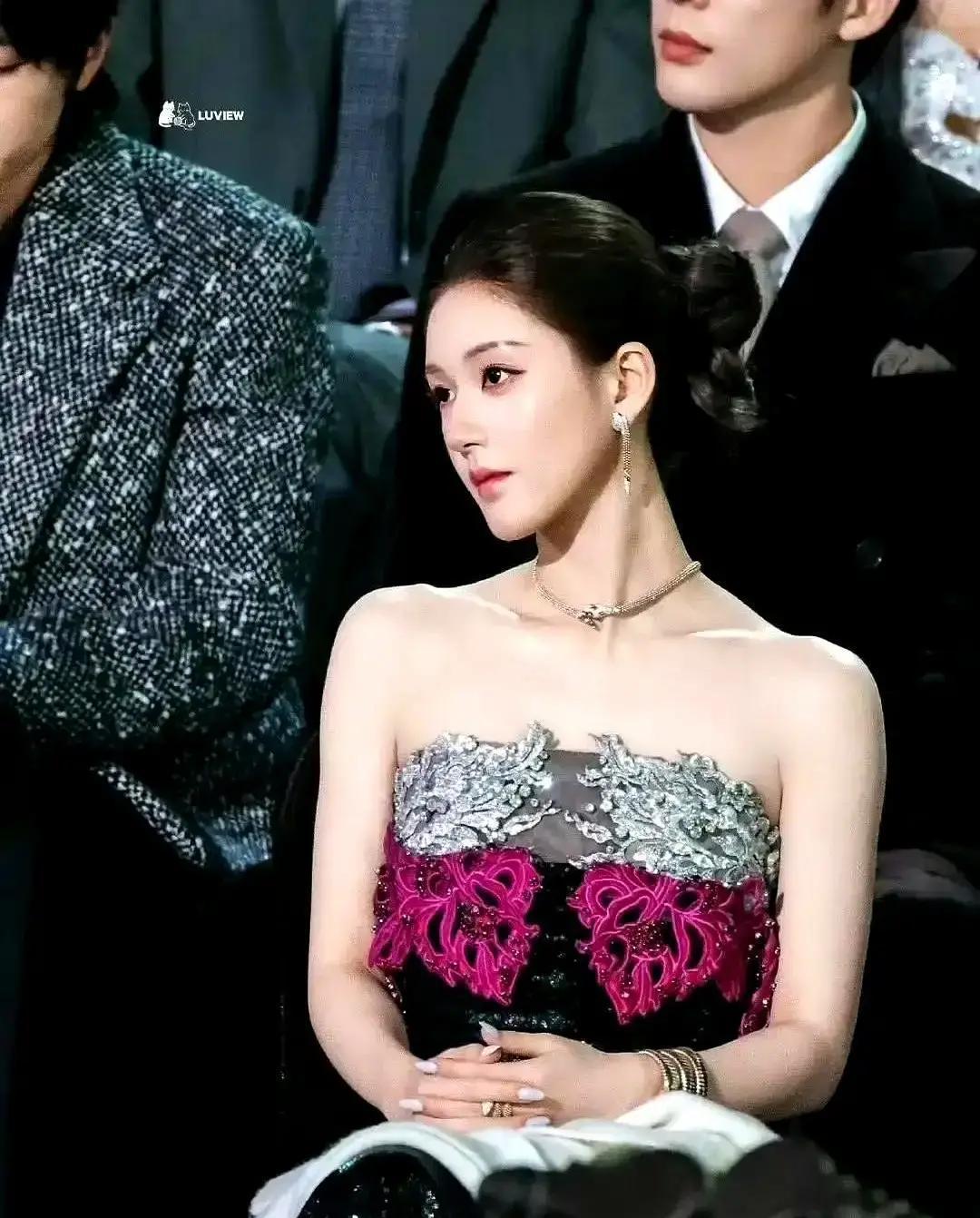 别捧最红的明星了，平台现在只认一种人：能一周内把钱赚回来的。
你看《许我耀眼》，